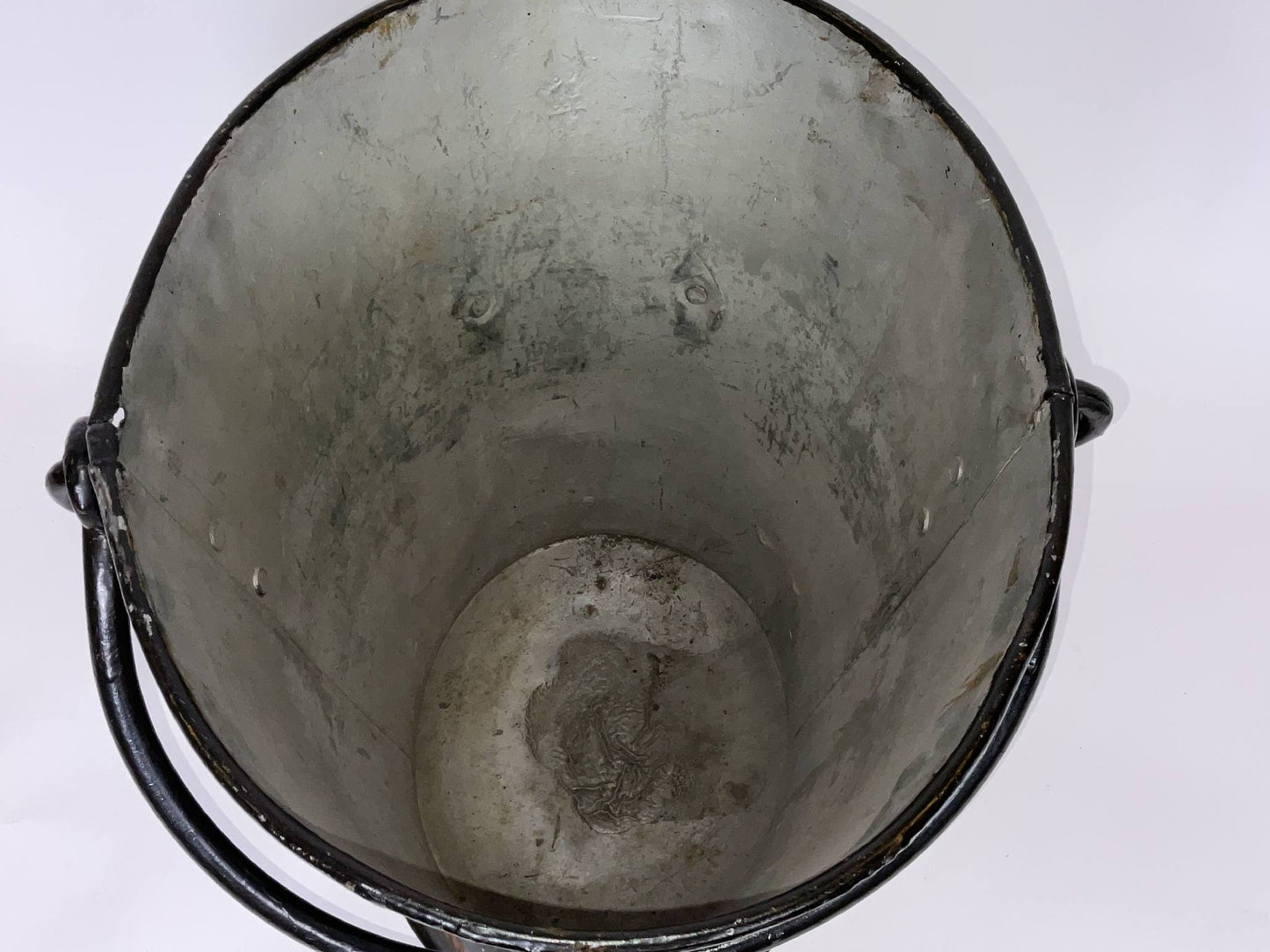 Painted Deck Bucket with Yacht Reliance