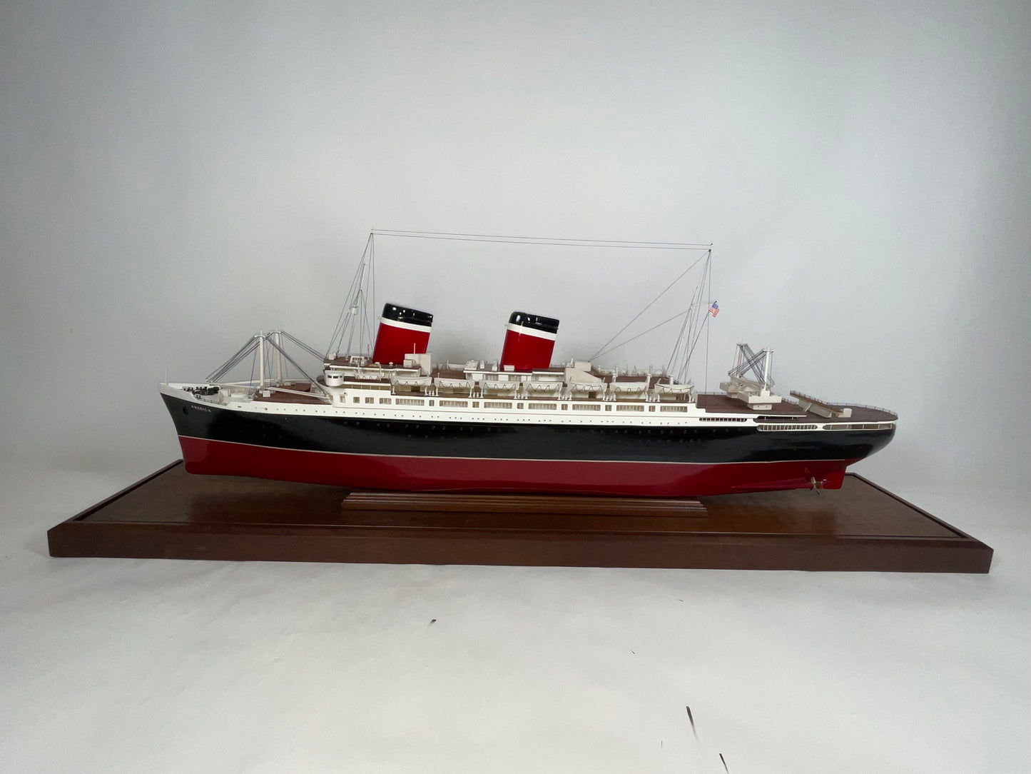 Ocean Liner America Model in Case