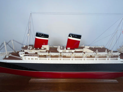 Ocean Liner America Model in Case