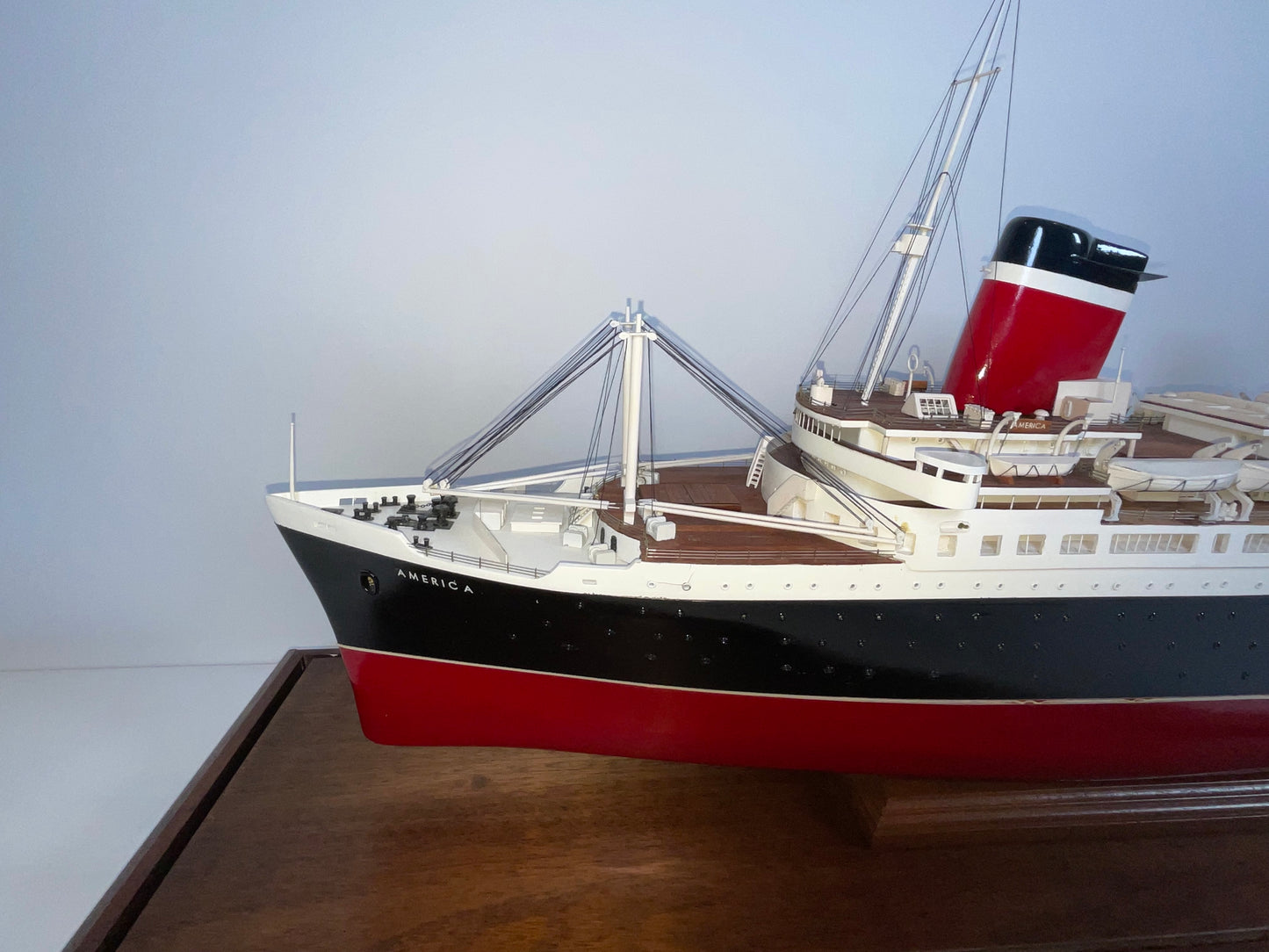 Ocean Liner America Model in Case