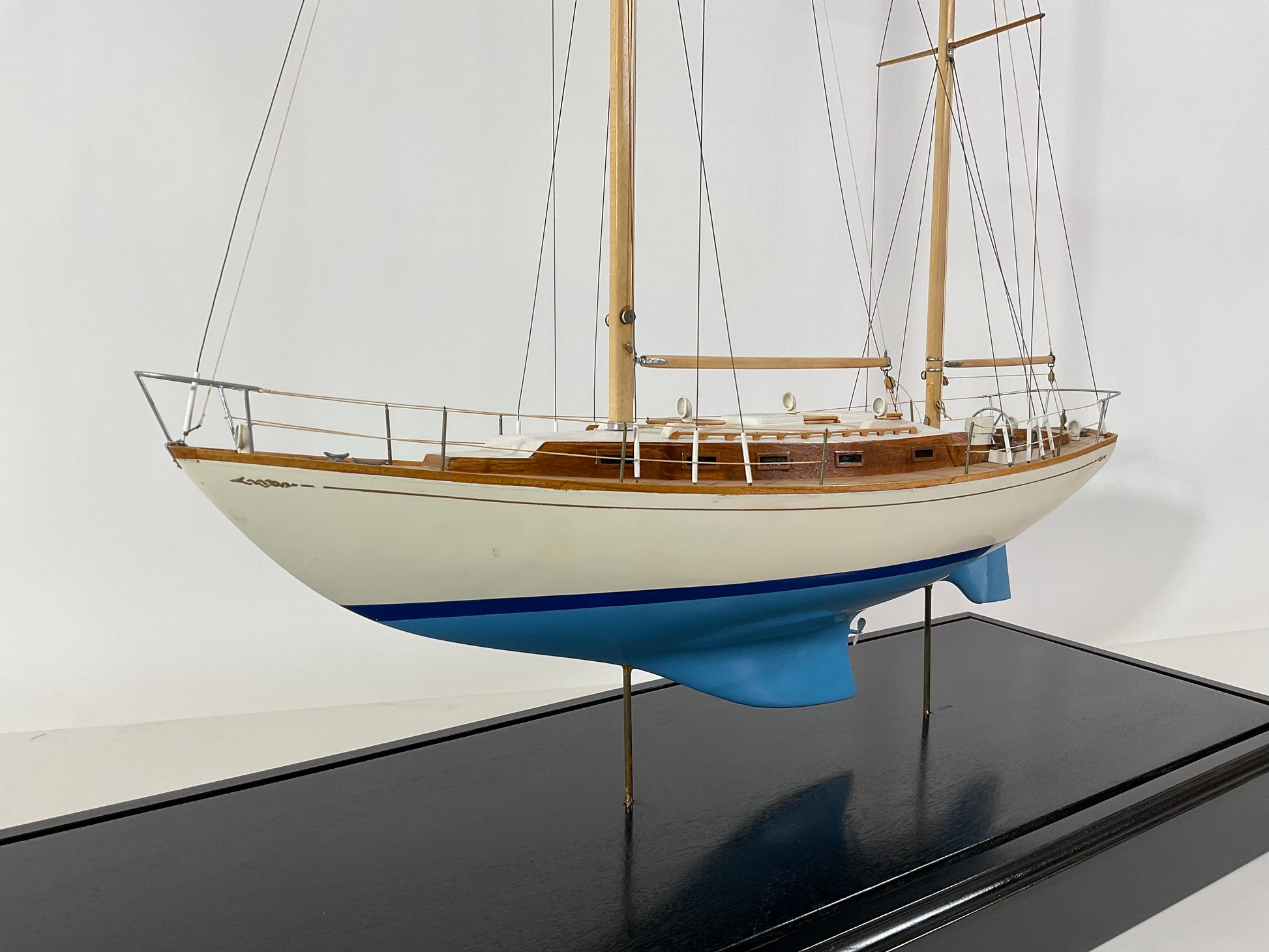 Cased Model Of A Cheoy Lee Offshore 47 Ketch - Lannan Gallery